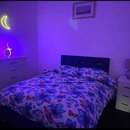 شقة Modern 2-Bed Flat In Salford مانشستر المظهر الخارجي الصورة