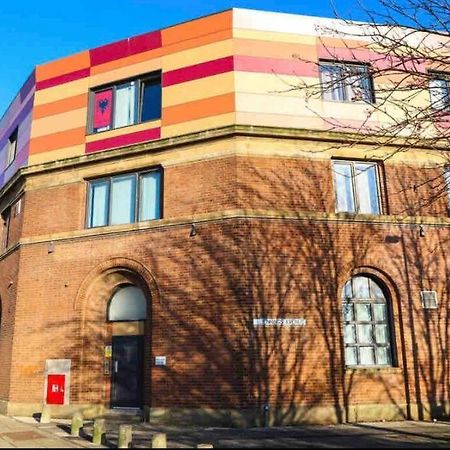 شقة Modern 2-Bed Flat In Salford مانشستر المظهر الخارجي الصورة