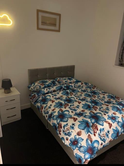 شقة Modern 2-Bed Flat In Salford مانشستر المظهر الخارجي الصورة