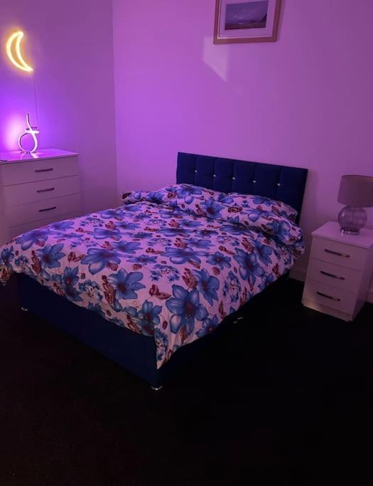 شقة Modern 2-Bed Flat In Salford مانشستر المظهر الخارجي الصورة