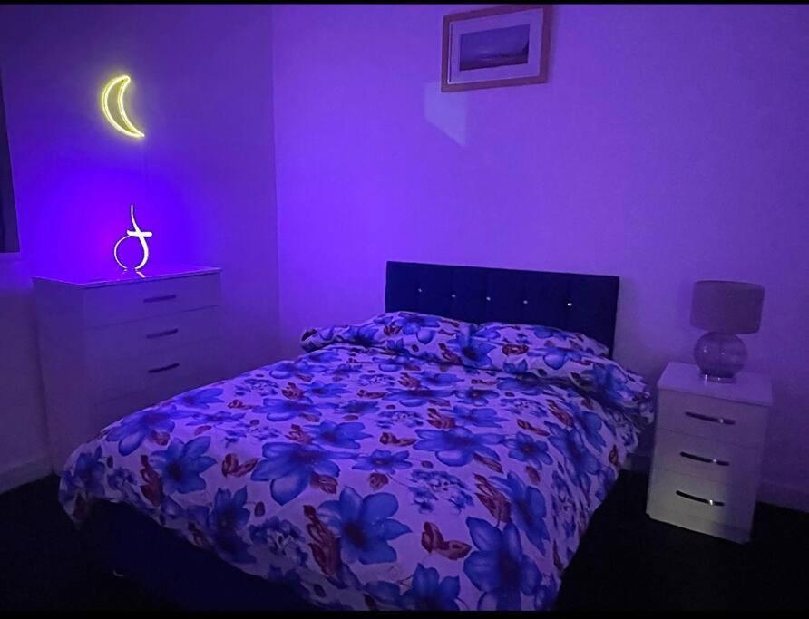 شقة Modern 2-Bed Flat In Salford مانشستر المظهر الخارجي الصورة