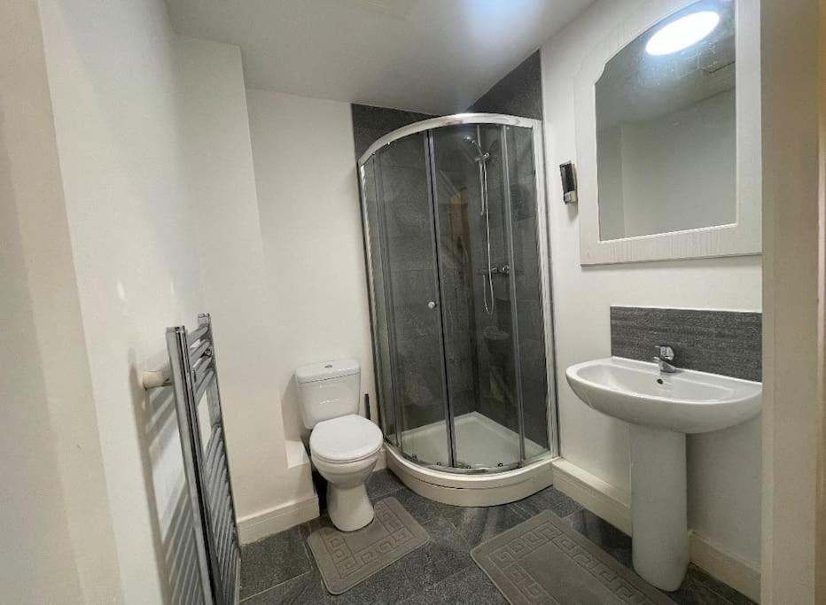 شقة Modern 2-Bed Flat In Salford مانشستر المظهر الخارجي الصورة