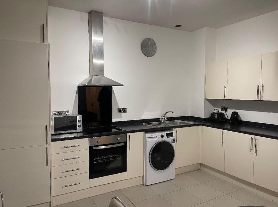 شقة Modern 2-Bed Flat In Salford مانشستر المظهر الخارجي الصورة